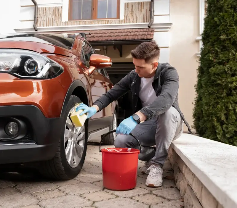 Lavage auto à domicile Saint-Sulpice-sur-Lèze : professionnel intervenant sur un véhicule